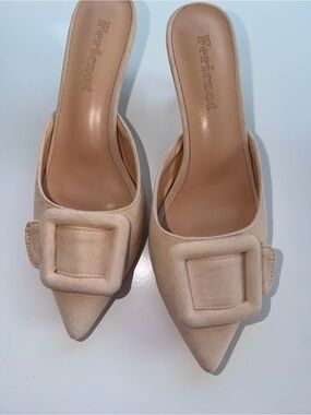 Women's Pointed Toe Buckle Mules in Nude